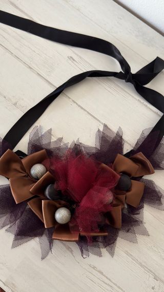 Collar de tela con lazos y tul