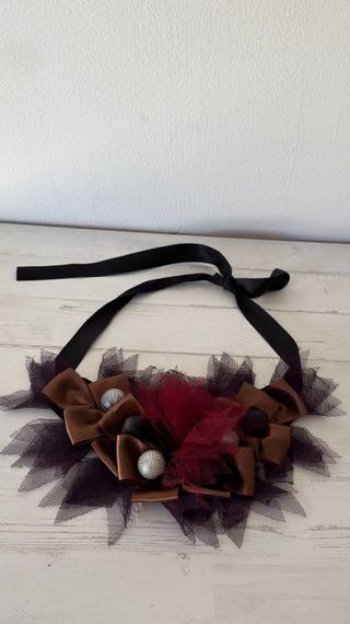 Collar de tela con lazos y tul