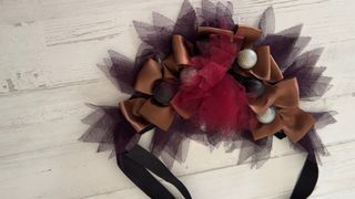 Collar de tela con lazos y tul