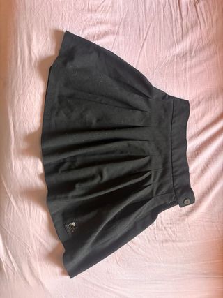 Falda negra con dobladillos