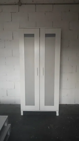 Armario blanco IKEA con puertas de cristal