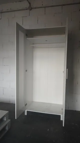 Armario blanco IKEA con puertas de cristal