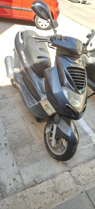Kymco Scooter Automático Negro/Gris