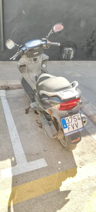 Kymco Scooter Automático Negro/Gris