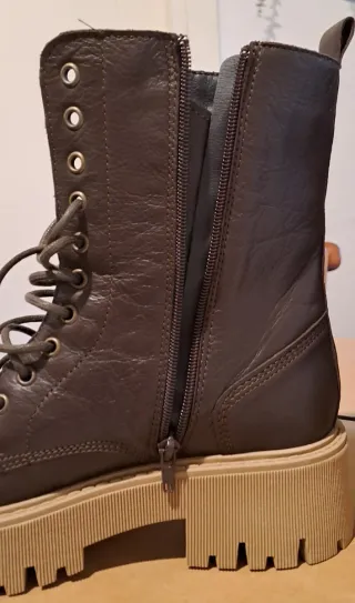 Stivaletti da donna modello anfibio, marca Bata