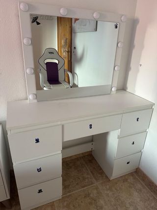 Tocador blanco con espejo y luces