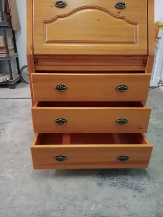 Buró de pino con cajones