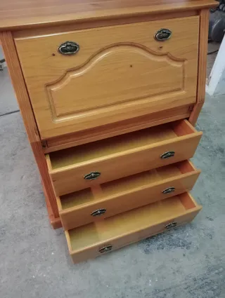 Buró de pino con cajones