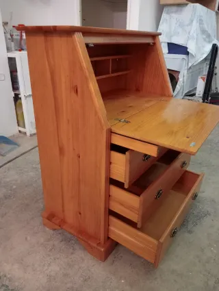 Buró de pino con cajones