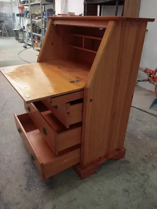 Buró de pino con cajones