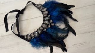 Collar de plumas y pedrería