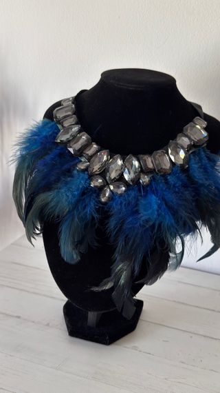 Collar de plumas y pedrería