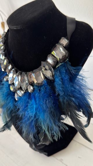 Collar de plumas y pedrería