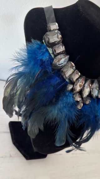 Collar de plumas y pedrería