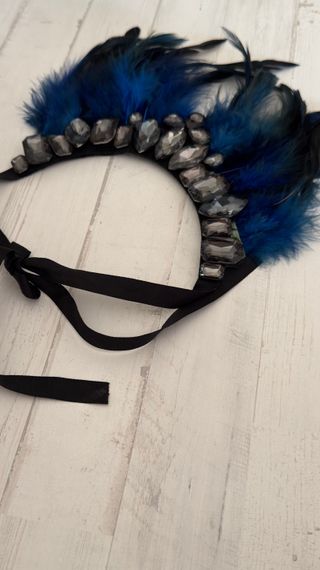 Collar de plumas y pedrería