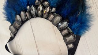 Collar de plumas y pedrería