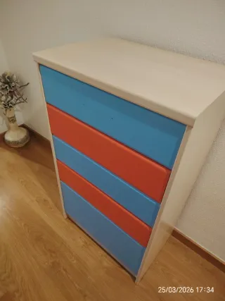 Cómoda infantil con cajones de colores