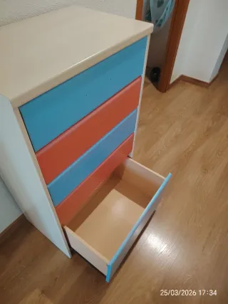 Cómoda infantil con cajones de colores