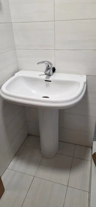 Lavabo de baño de porcelana con grifo