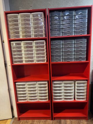 Estantería roja de madera