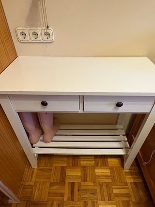 Mesa multiusos blanca con estante y dis cajones.