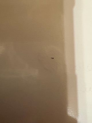 Mesa multiusos blanca con estante y dis cajones.