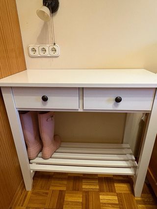 Mesa multiusos blanca con estante y dis cajones.