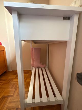 Mesa multiusos blanca con estante y dis cajones.