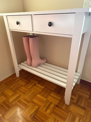 Mesa multiusos blanca con estante y dis cajones.