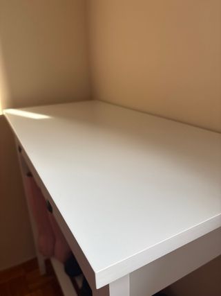 Mesa multiusos blanca con estante y dis cajones.