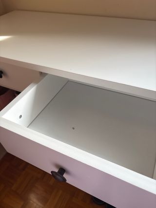 Mesa multiusos blanca con estante y dis cajones.