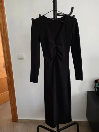 Vestido negro ajustado Zara manga larga