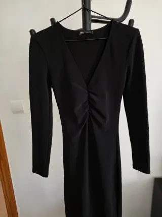 Vestido negro ajustado Zara manga larga