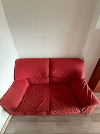 Sofá de tela rojo