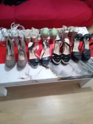 Zapatos de tacón y zapatos cuña