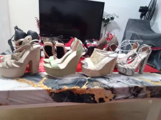 Zapatos de tacón y zapatos cuña