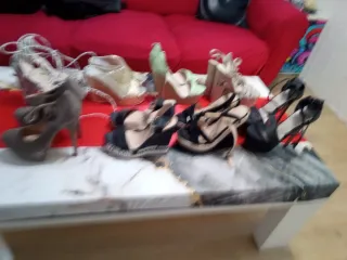 Zapatos de tacón y zapatos cuña