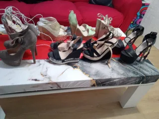 Zapatos de tacón y zapatos cuña