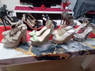 Zapatos de tacón y zapatos cuña