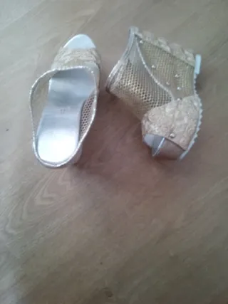 Zapatos de tacón y zapatos cuña