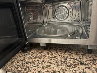 Microondas con grilll  casi nuevo. Muy poco uso .