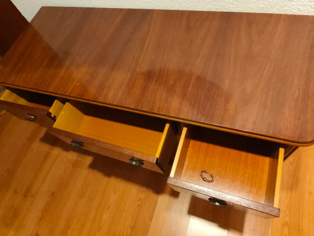 Cajonera de madera estilo clásico