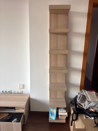 Estantería de madera color beige