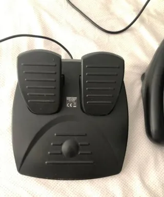 Volante y pedales para juego.