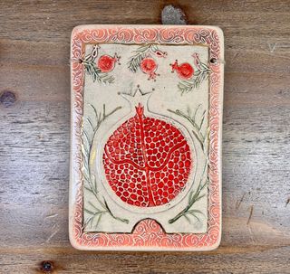 Placa cerámica judía con granada Rosh Hashaná