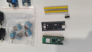 Placa Arduino con componentes