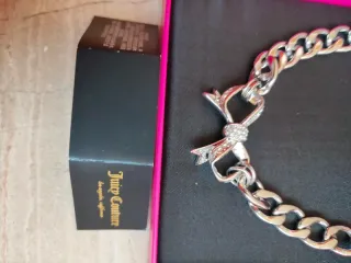 Collar metálico con colgante de lazo nuevo