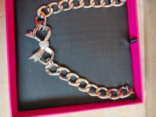 Collar metálico con colgante de lazo nuevo