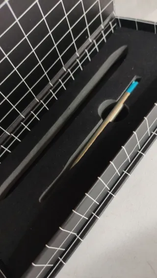 Bolígrafo Elegante Negro y Plateado Antonio Miró