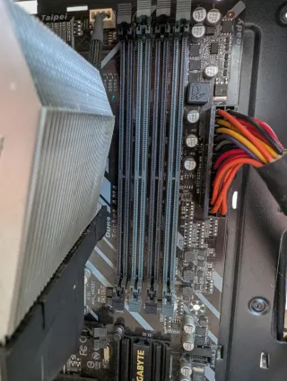 Placa Base Gigabyte AM4 no carga el SO